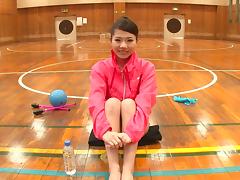 Sporty Asian gymnast spreads her legs wide for a stiff cumshooter hardcore