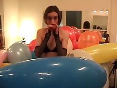 Nevah blows to pop balloons, some difficulty is had!