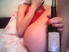 Marina587 plays with her ass and bottle