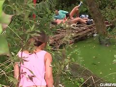Natural babe lets her new buddies bang her on the local river