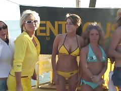 A few hot chicks have an outdoor ass and tits flashing competition